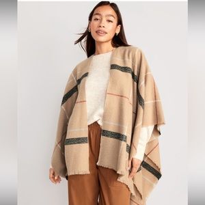 Old Navy women’s flannel poncho. NWT